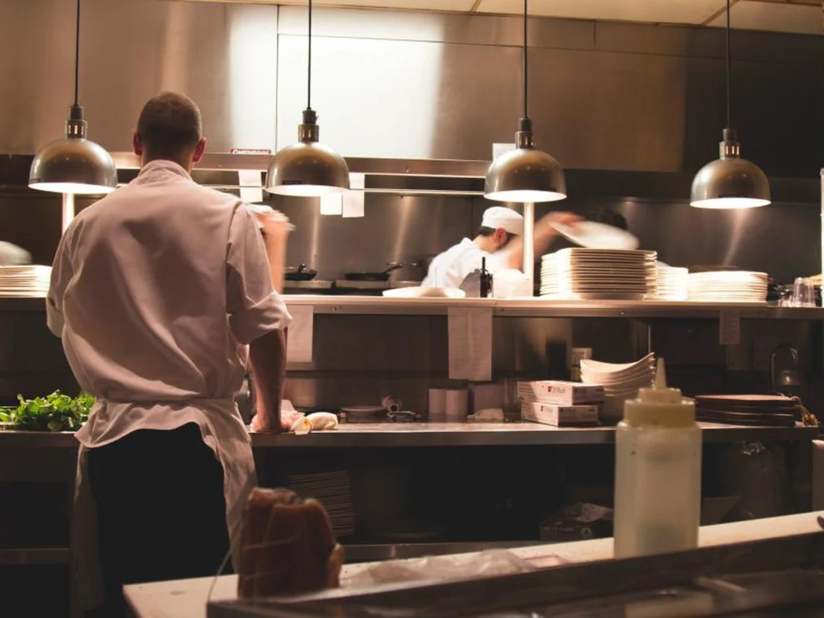 Ein Koch bei der Arbeit in einer Restaurantküche
