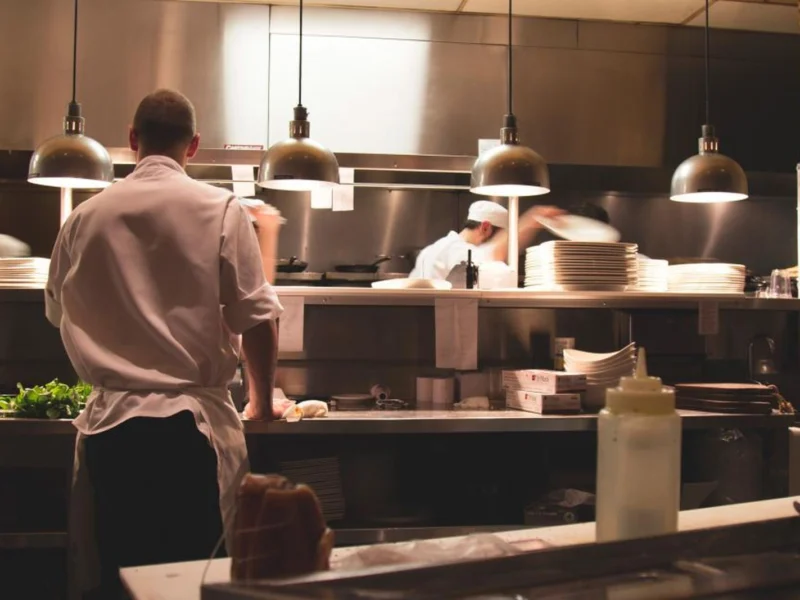 Ein Koch bei der Arbeit in einer Restaurantküche