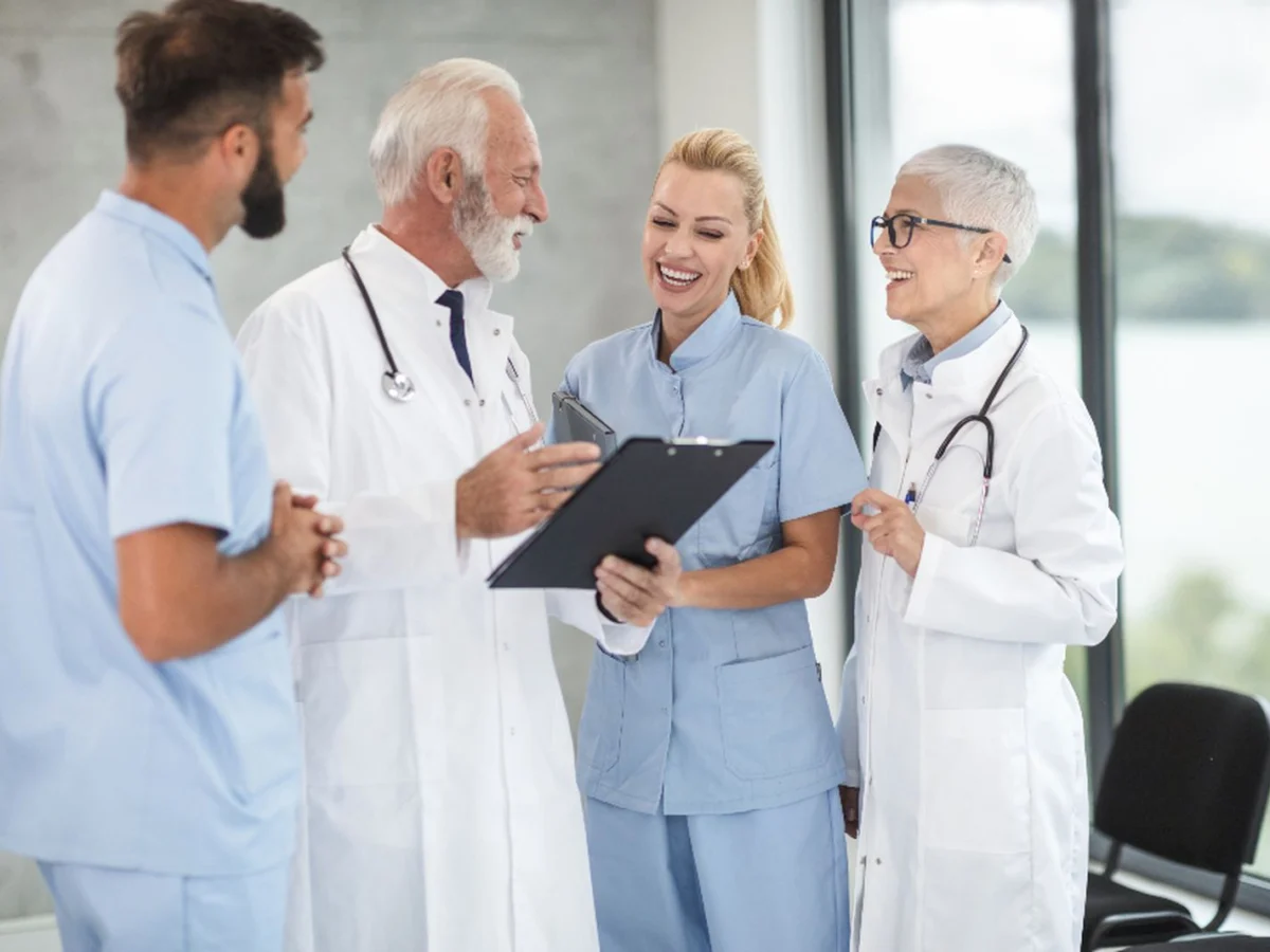 Ärzte und Pflegekräfte im Gespräch auf einem Krankenhausflur