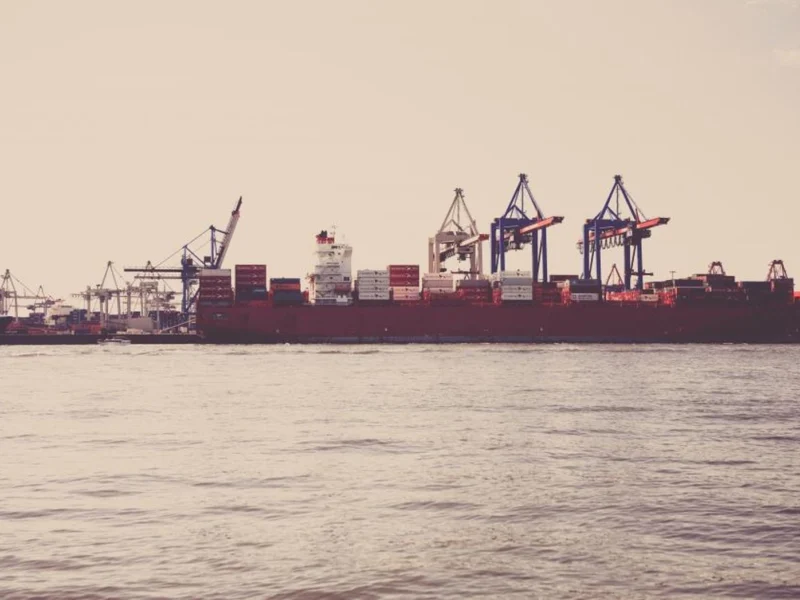 Containerkräne und ein Frachtschiff in einem Hafen