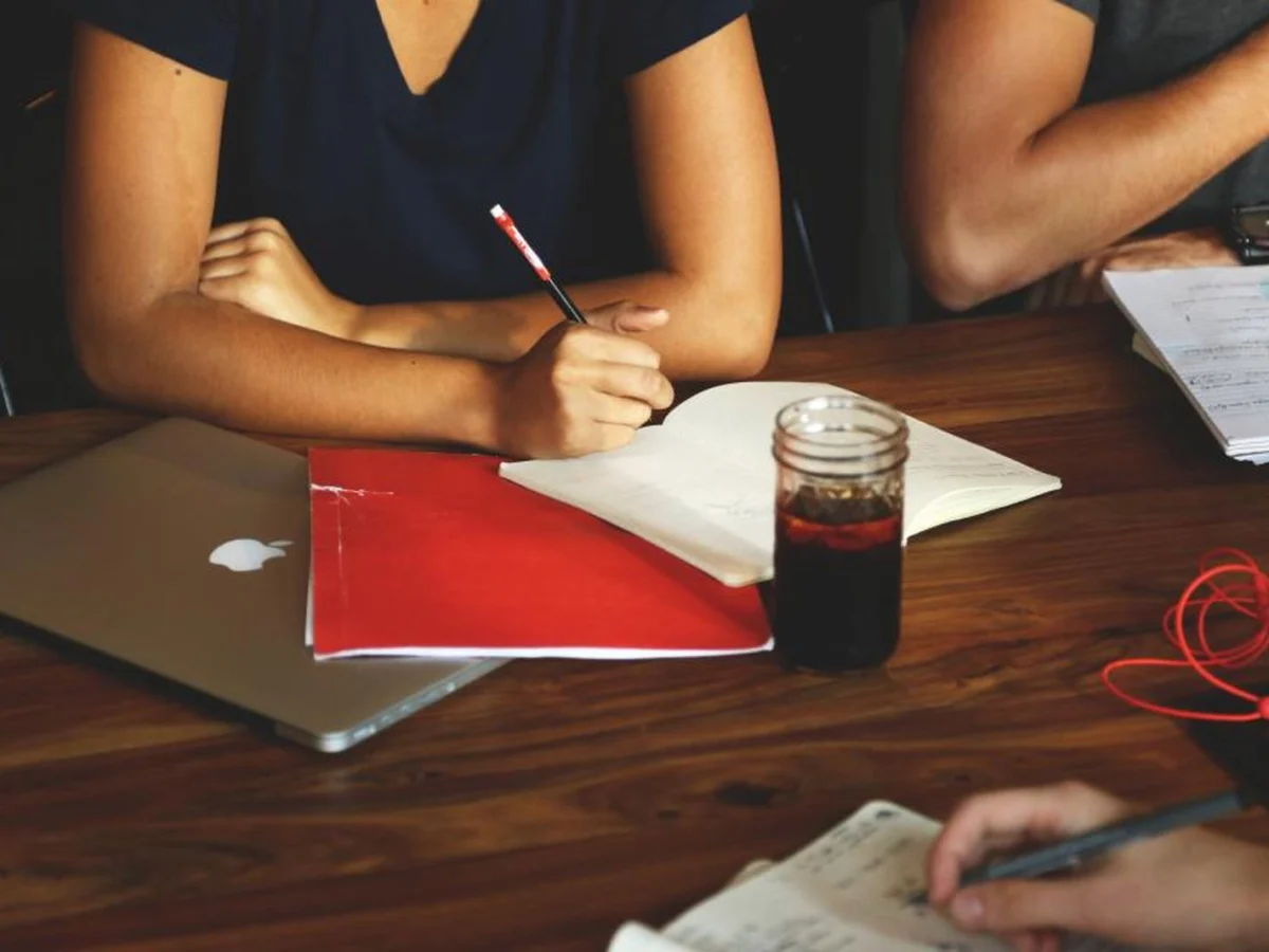 Eine Besprechung mit Notizen und Notizbüchern auf einem Tisch