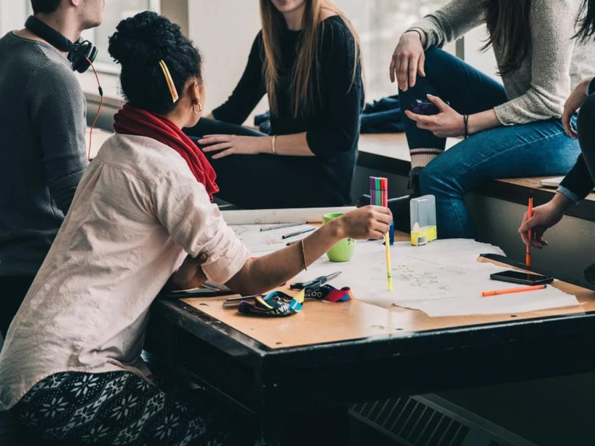 Menschen arbeiten gemeinsam Unterlagen durch
